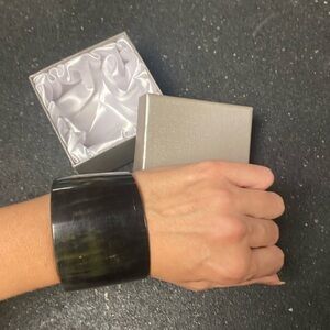 Buffalo horn cuff new in box 6.75
